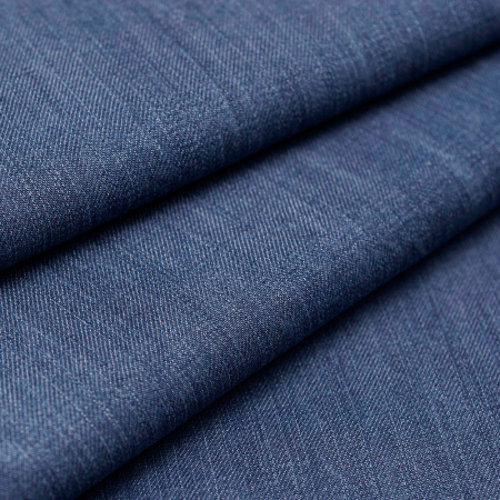 Tkanina jeansowa Euro Jeans, wykonana w 100% z włókien lyocellu, wyróżnia się wyjątkową miękkością, przyjemną fakturą i doskonałą oddychalnością, co przekłada się na wysoki komfort noszenia.