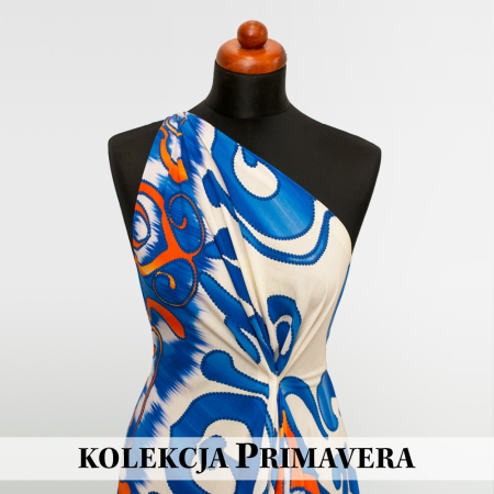 Tkanina z 100% wiskozy to lekki, miękki materiał, który pięknie układa się na sylwetce, tworząc naturalne fałdy i swobodny ruch.