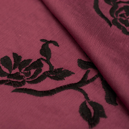 Tkanina z połączenia wiskozy i lnu z dekoracyjnym haftem wyróżnia się naturalną lekkością i subtelną elegancją.