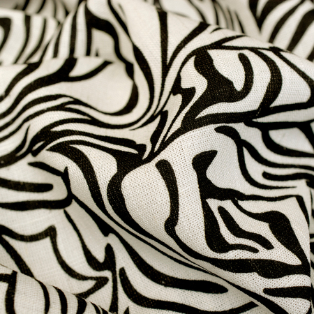 Tkanina z mieszanki lnu i wiskozy to materiał o miękkim chwycie i wyraźnie naturalnej, delikatnie lnianej fakturze.