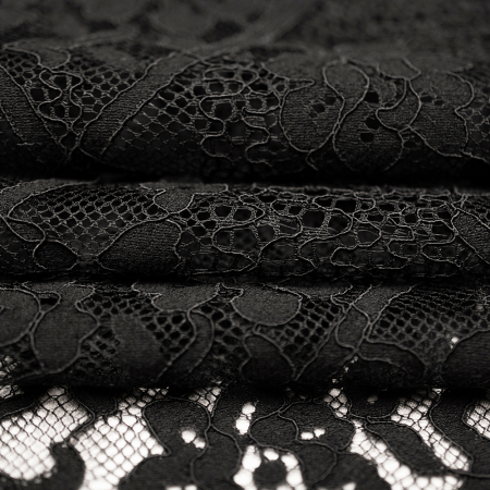 Koronka Roma to wysokiej jakości tkanina o eleganckim charakterze, wykonana z dodatkiem naturalnych włókien, które podnoszą jej komfort noszenia.