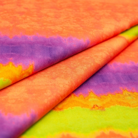 Tkanina wykonana z naturalnego pochodzenia włókien wiskozy, poliestru i lycry.