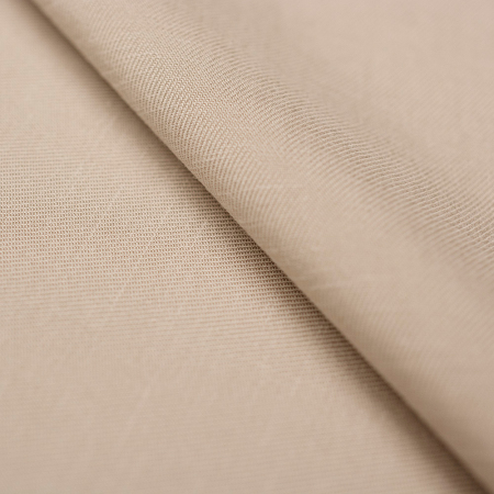 Tkanina Len Tencil to mieszanka naturalnych włókien lnu i tencelu, łącząca trwałość i przewiewność lnu z miękkością oraz lejącym układem tencelu.