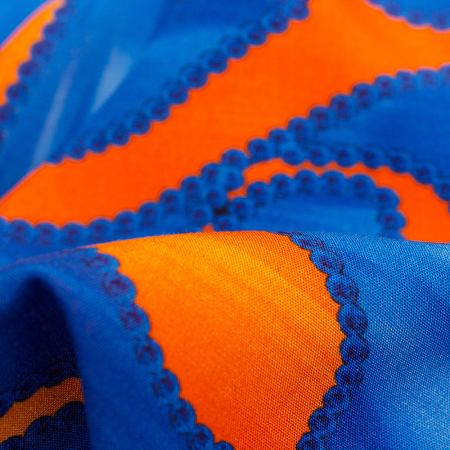 Tkanina z 100% wiskozy to lekki, miękki materiał, który pięknie układa się na sylwetce, tworząc naturalne fałdy i swobodny ruch.