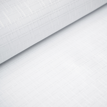 Tkanina obrusowa biała, wykonana z wysokiej jakości, mocno skręconych włókien poliestrowych.