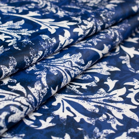 Tkanina dekoracyjna o pięknym wzorze nawiązującym do motywów barocco.