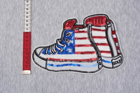 Aplikacja termoprzylepna z cekinami american sneakers, o wymiarach 22cm x 15cm.