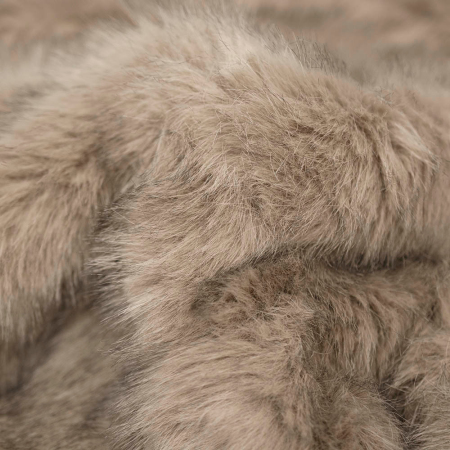 Futerko Angora to materiał o wyjątkowo miękkim i puszystym włosiu, które nadaje mu elegancki i luksusowy charakter.