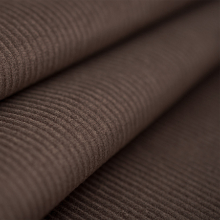 Sztruks to tkanina o charakterystycznej prążkowanej fakturze, która nadaje jej wyjątkowy i rozpoznawalny wygląd.