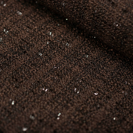 Tkanina Chanel o eleganckim charakterze została delikatnie przepleciona srebrną nitką, która dodaje jej subtelnego blasku i wyjątkowego uroku.