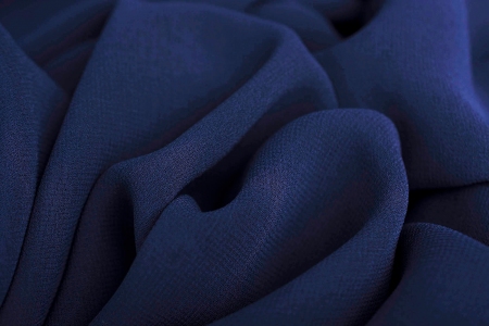 Lekka i zwiewna tkanina szyfonowa wykonana z mocno skręconej przędzy.