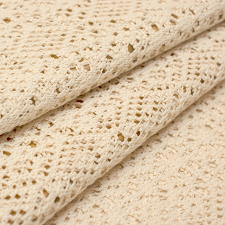 Ażurowa koronka z miękkiej, przyjemnej w dotyku bawełny o jednolitym kolorze.