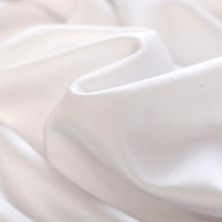 Dzianina typu Lycra to wysokiej jakości materiał o jednolitym kolorze, który zachwyca wyjątkową elastycznością – rozciąga się w obu kierunkach, zapewniając idealne dopasowanie i komfort noszenia.