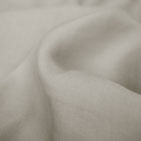 Len Sahara to naturalna tkanina wykonana z połączonych ze sobą włókien lnu oraz wiskozy.