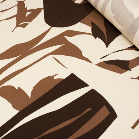 Wzorzysta tkanina z włókien wiskozy to idealny wybór na cieplejsze dni.