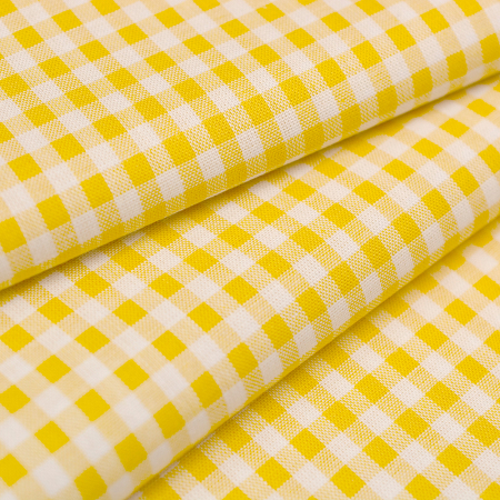 Tkanina wykonana z przędzy bawełnianej wyróżnia się luźniejszym, wyraźnym splotem oraz włóknami barwionymi oddzielnie, które tworzą klasyczny wzór kratki.