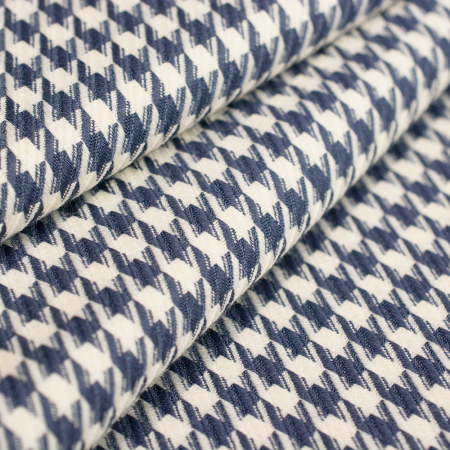 Tkanina wiskozowa Pepitka Vivienne to lekki, miękki materiał z dodatkiem elastanu, idealny na kreacje zarówno codzienne, jak i bardziej eleganckie.