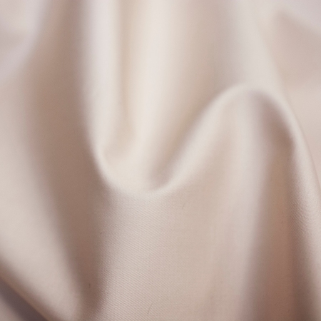 Bawełniana tkanina koszulowa o jednolitym zabarwieniu.