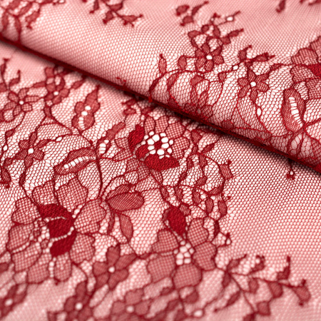 Koronka Floris to delikatna i lekka tkanina z subtelnym motywem kwiatowym.