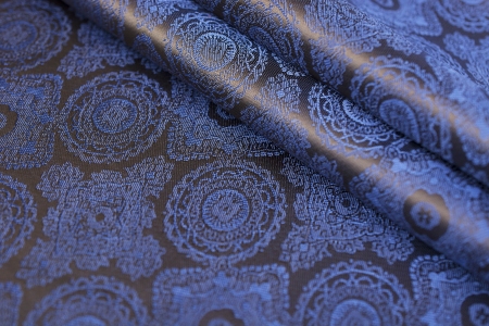 Wzorzysta podszewka żakardowa wykonana z włókien wiskozowych, o klasycznym wzorze moro.