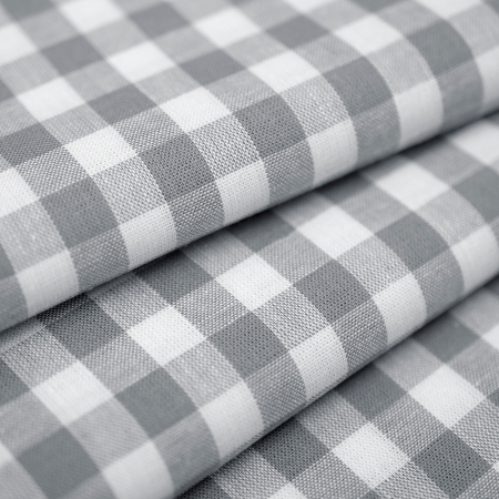 Tkanina wykonana z przędzy bawełnianej wyróżnia się luźniejszym, wyraźnym splotem oraz włóknami barwionymi oddzielnie, które tworzą klasyczny wzór kratki.