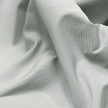 Tkanina Mercy Trench to lekki materiał bawełniany o niskiej gramaturze i zwartym, trwałym splocie.