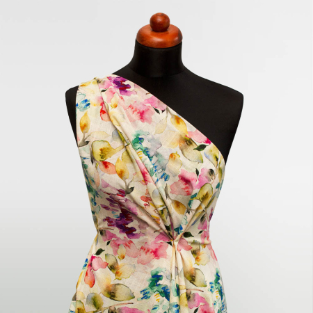 Tkanina z mieszanki lnu i wiskozy to materiał o miękkim chwycie i wyraźnie naturalnej, delikatnie lnianej fakturze.