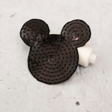 Cekinowa aplikacja w kształcie myszki, o wymiarach 8 cm x 8,5 cm.