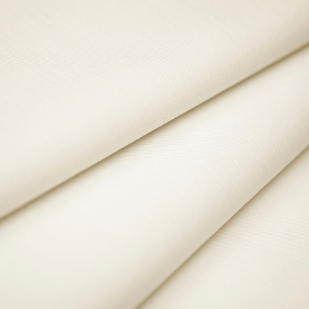 Wiskoza Orlean to elegancka tkanina o diagonalnej fakturze i delikatnym prążku, wyróżniająca się jednolitym zabarwieniem.