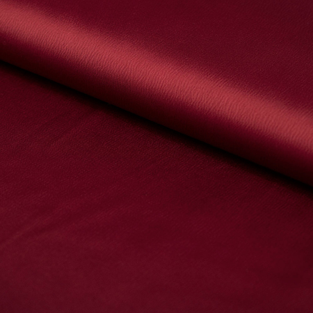 Kreszowana satyna to elegancka i pełna szyku tkanina, która pięknie podkreśla kobiecą sylwetkę.