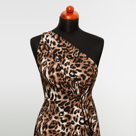 Tkanina z 100% wiskozy to lekki, miękki materiał, który pięknie układa się na sylwetce, tworząc naturalne fałdy i swobodny ruch.