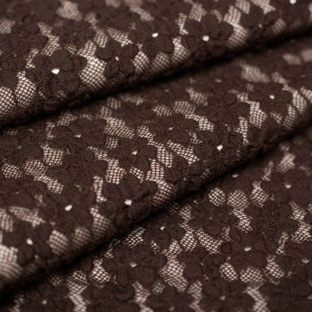 Koronka na elastycznej siatce to wyjątkowa tkanina, która łączy subtelność z wygodą użytkowania.