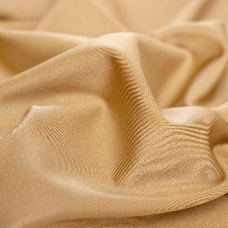 Dzianina typu Lycra to wysokiej jakości materiał o jednolitym kolorze, który zachwyca wyjątkową elastycznością – rozciąga się w obu kierunkach, zapewniając idealne dopasowanie i komfort noszenia.