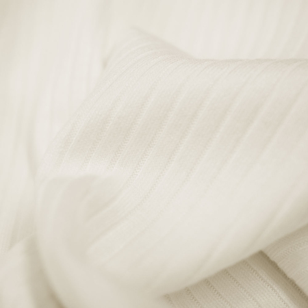 Swetrowa dzianina w klasycznym wzorze prążka o szerokości 0,4 cm.