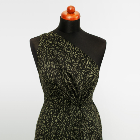 Tkanina z 100% wiskozy to lekki, miękki materiał, który pięknie układa się na sylwetce, tworząc naturalne fałdy i swobodny ruch.