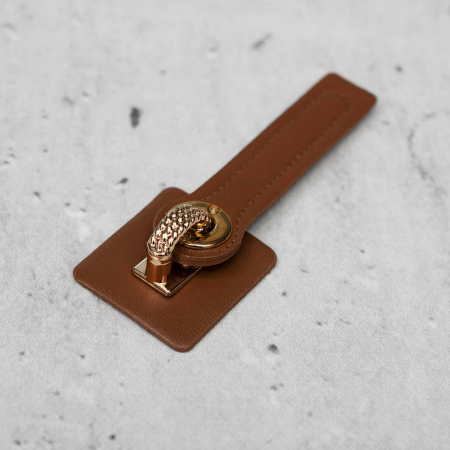 Eleganckie, ozdobne zapięcie wykonane z metalu i ekologicznej skóry.