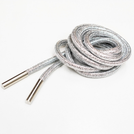 Ozdobny sznurek wykonany z metalicznej nici.