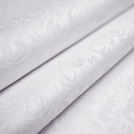 Obrusowa tkanina typu żakardowego w kolorze białym.