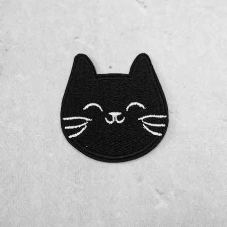 Aplikacja termoprzylepa przedstawiająca uśmiechniętą buźkę kota w kolorze czarnym.