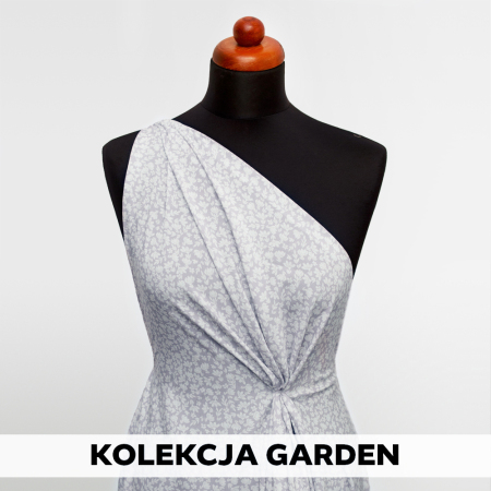 Tkanina z 100% wiskozy to lekki, miękki materiał, który pięknie układa się na sylwetce, tworząc naturalne fałdy i swobodny ruch.