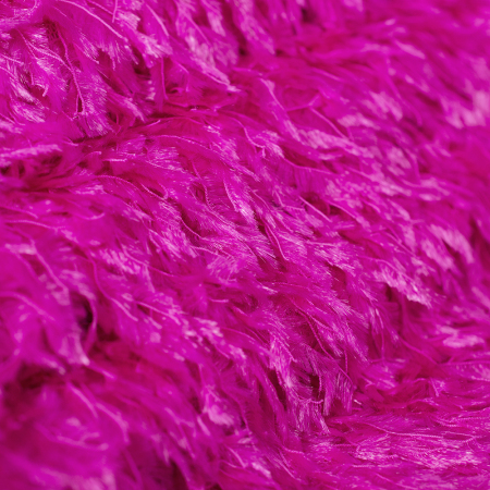 Zjawiskowa tkanina w jednolitym kolorze z delikatnymi frędzlami przypominającymi pióra.