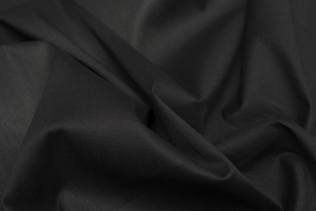 Cienka tkanina bawełniana z dodatkiem elastanu, doskonale sprawdza się zarówno w konfekcji damskiej, jak i męskiej.