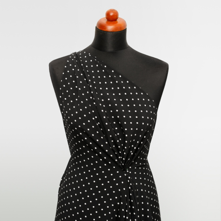 Tkanina z 100% wiskozy to lekki, miękki materiał, który pięknie układa się na sylwetce, tworząc naturalne fałdy i swobodny ruch.