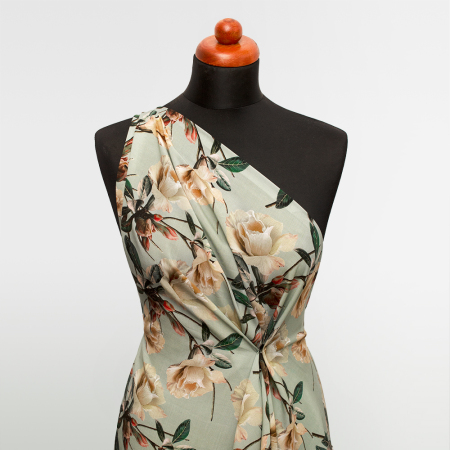 Tkanina z mieszanki lnu i wiskozy to materiał o miękkim chwycie i wyraźnie naturalnej, delikatnie lnianej fakturze.