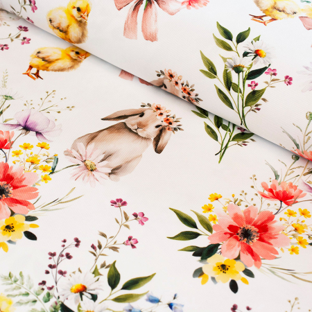 Wzorzysta tkanina dekoracyjna wykonana z włókien syntetycznych.