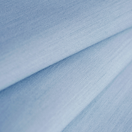 Tkanina Teneryfa to elegancka mieszanka wiskozy z dodatkiem lnu, wyróżniająca się subtelnym, delikatnie melanżowym wykończeniem.