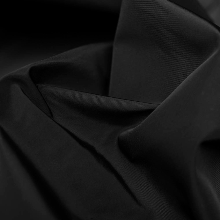 Tafta Memory to klasyczna tkanina o subtelnym, eleganckim połysku i lekko sztywnej strukturze, która doskonale zachowuje nadany fason.