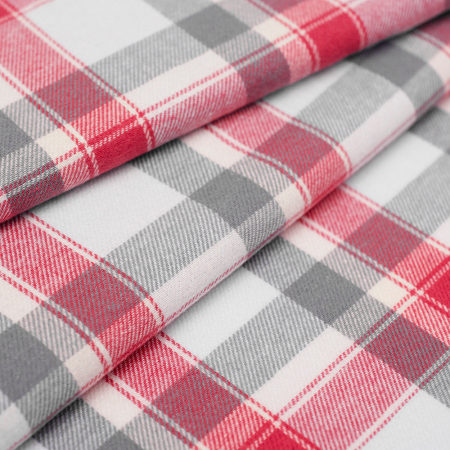 Miękka flanela wykonana z połączenia włókien bawełnianych i syntetycznych, w modnym wzorze kraty.