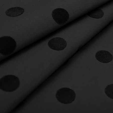 Tkanina Mercy Dots to lekki materiał bawełniany o niskiej gramaturze, wyróżniający się dekoracyjnymi kropkami wykonanymi w technice druku typu flox.