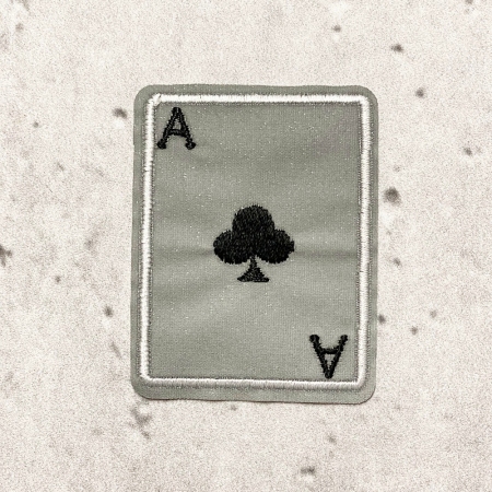 Aplikacja termoprzylepna o wymiarach: 4,5 cm x 5,5 cm.